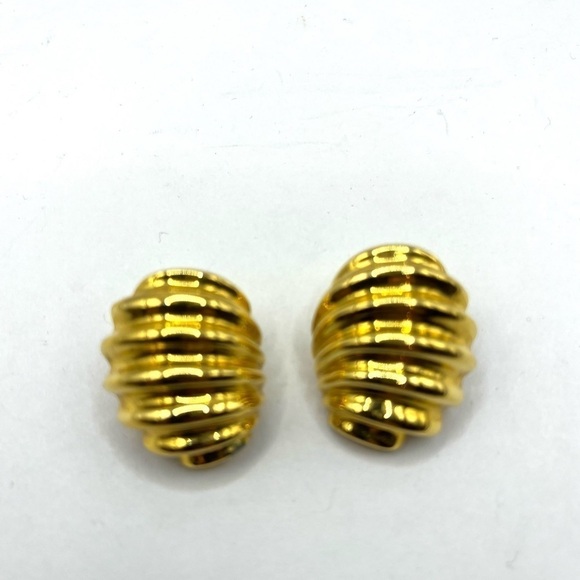 Napier Jewelry - Ribbed Napier Gold Tone Shrimp Domed Chunky Earrings Large Screw back Vintage
